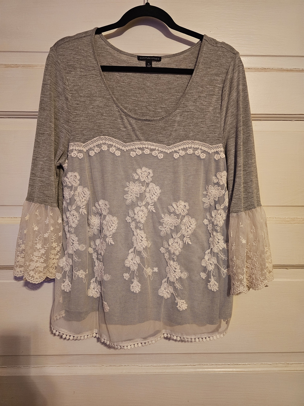 Signature Studio Mixed Media Gray & Floral Lace Top XL